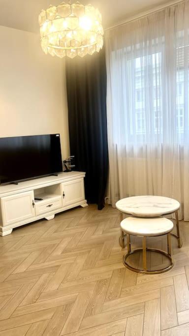 B&w Luxurious In The Heart Of